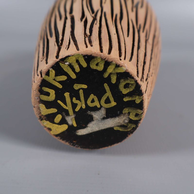 Närbild av signering och text undertill på vasen