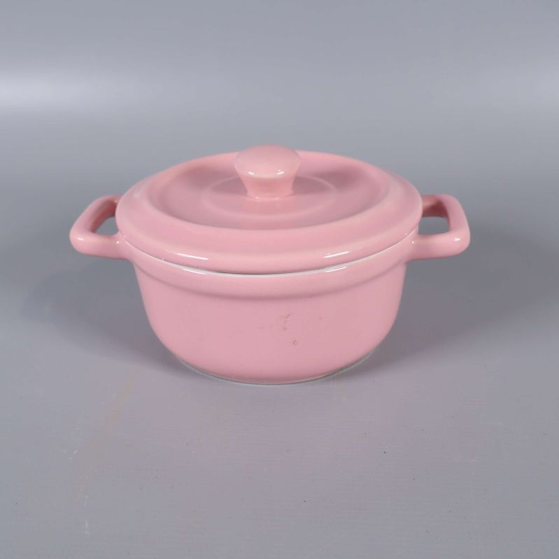 Rosa minigryta med lock mot grå bakgrund