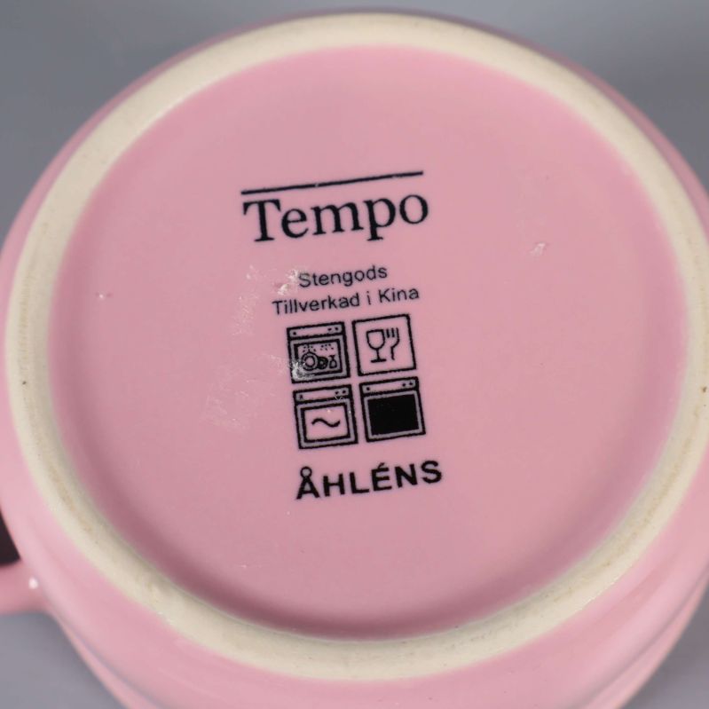 Närbild på märkningar under rosa minigryta