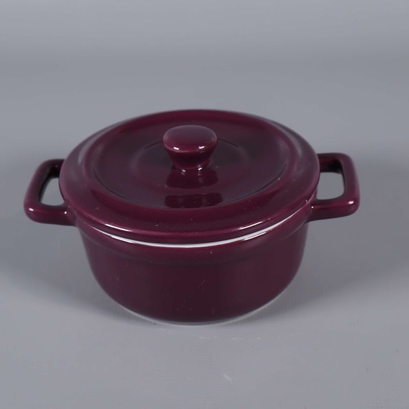 Plommonlila gryta med lock och handtag