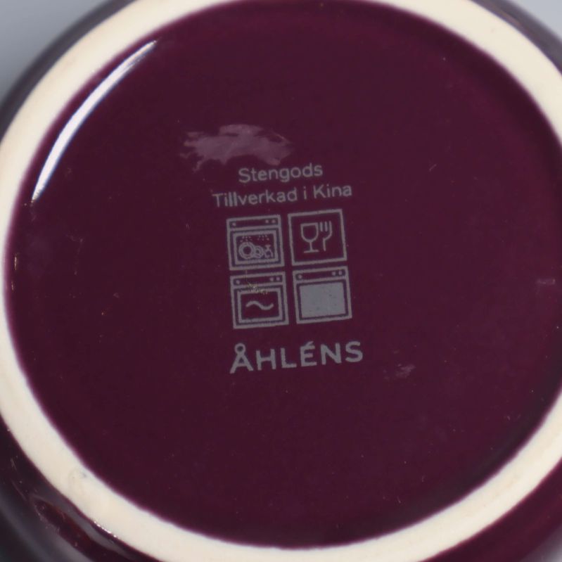 Närbild av märkning med stengods och Åhléns