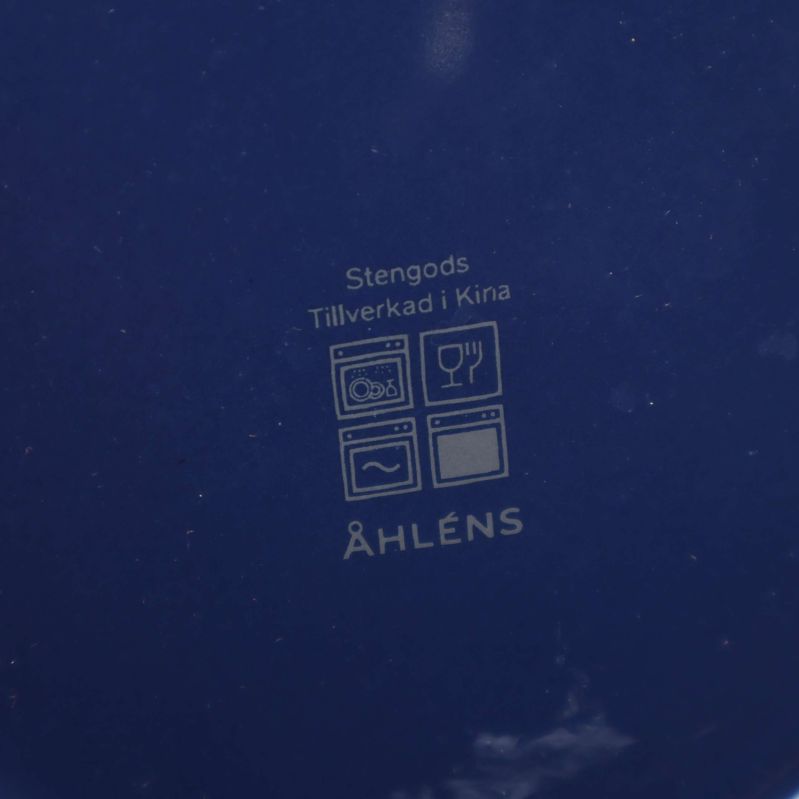 Närbild av stämpel på grytsbotten med ordet stengods och Åhléns