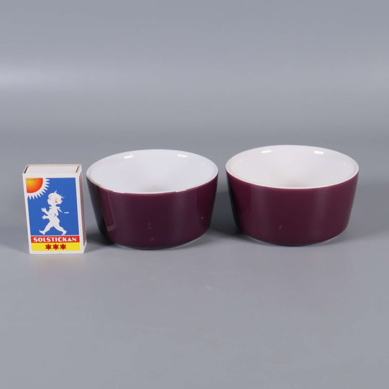 Två lila skålar bredvid tändsticksask för storleksreferens