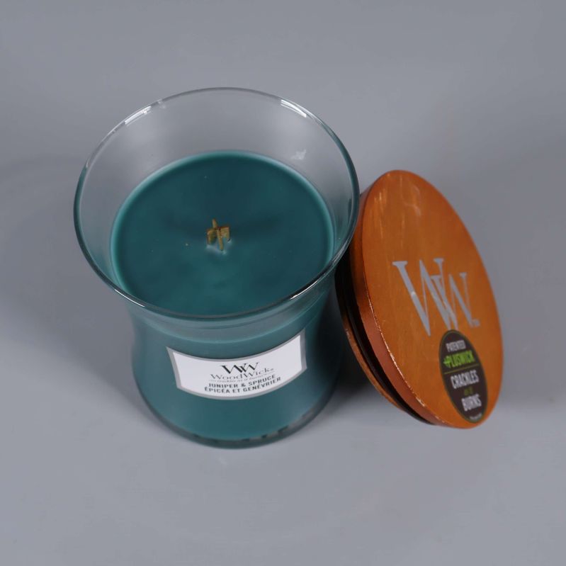 Öppet doftljus med grönt vax och avtaget lock