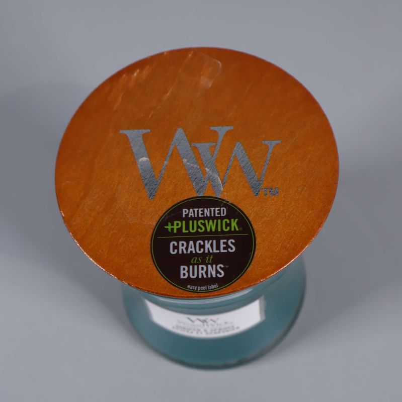 Trälock med WW-logotyp och Pluswick-sticker