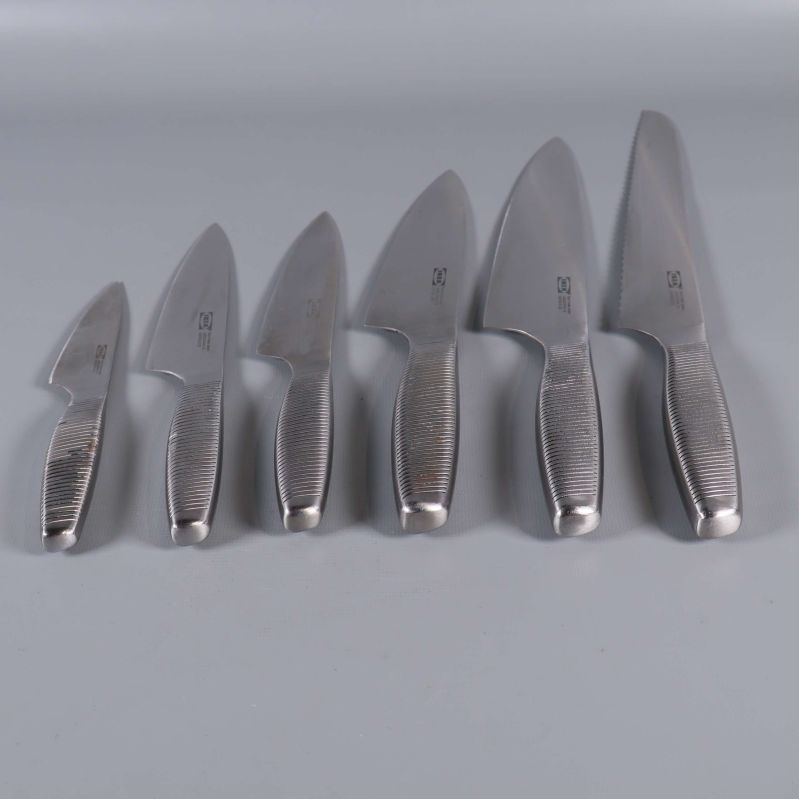 Sex knivar i rostfritt stål uppställda på rad