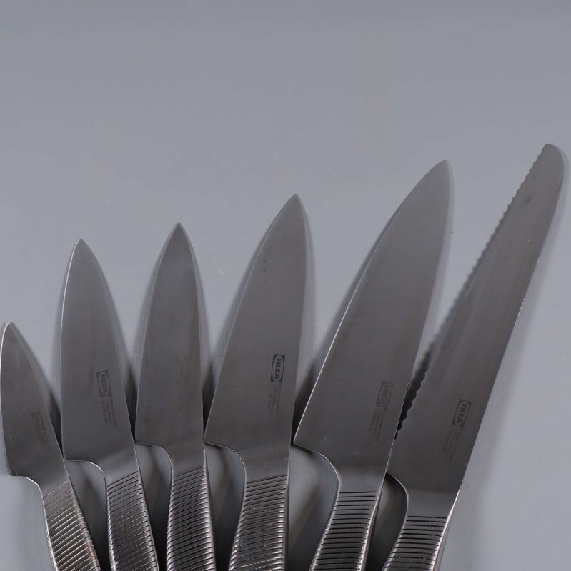 Närbild på knivbladen i rostfritt stål