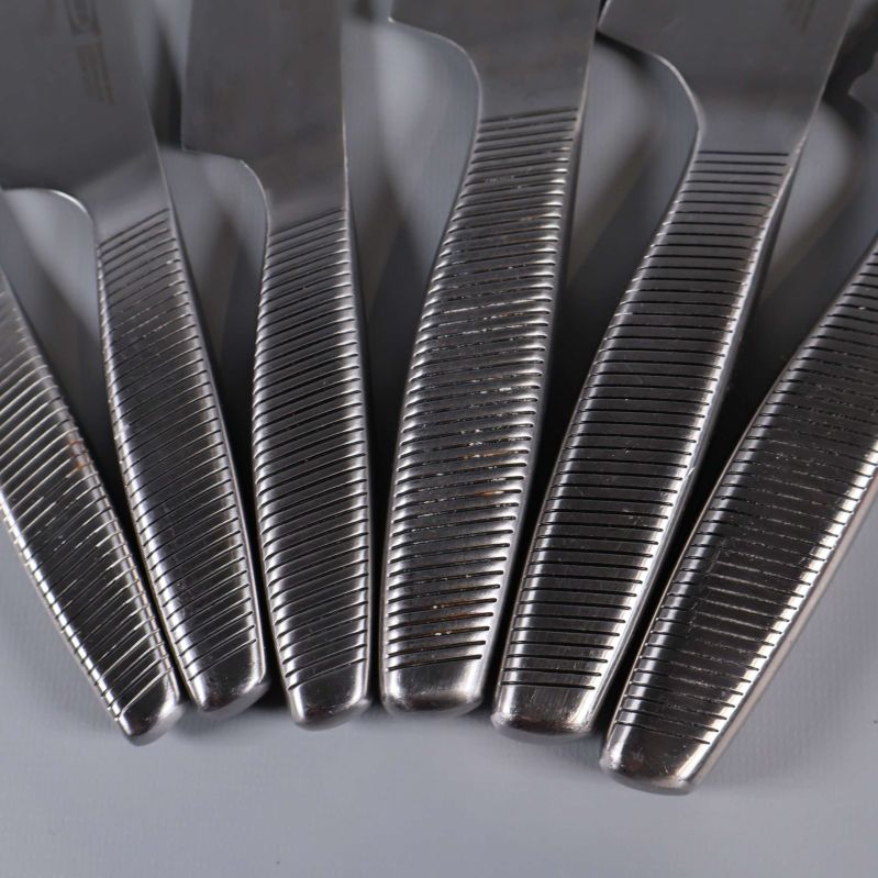 Räfflade handtag på sex köksknivar i rad