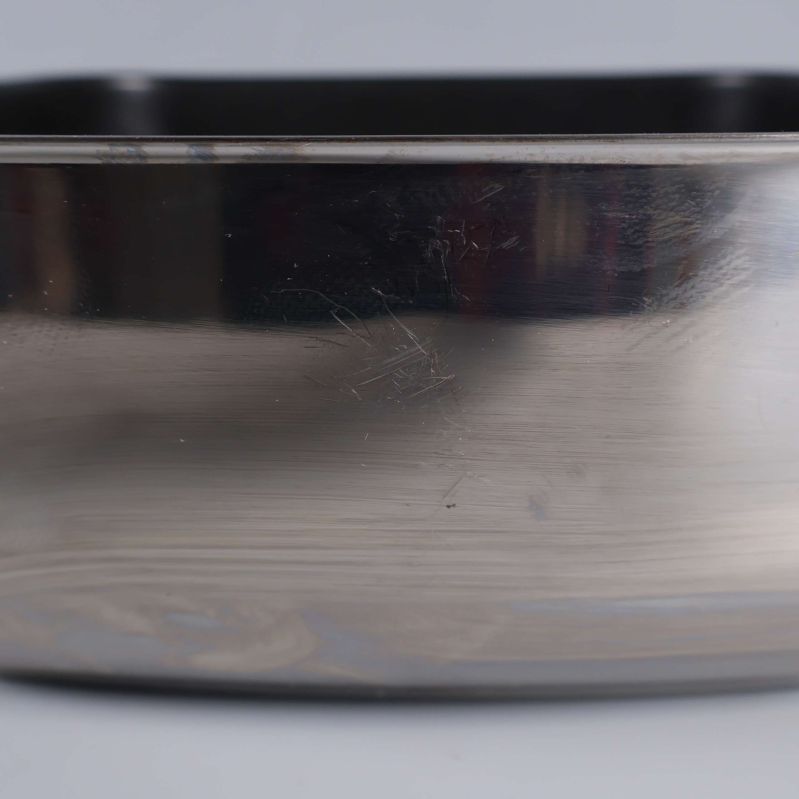 Närbild av grytans rostfria stålyta