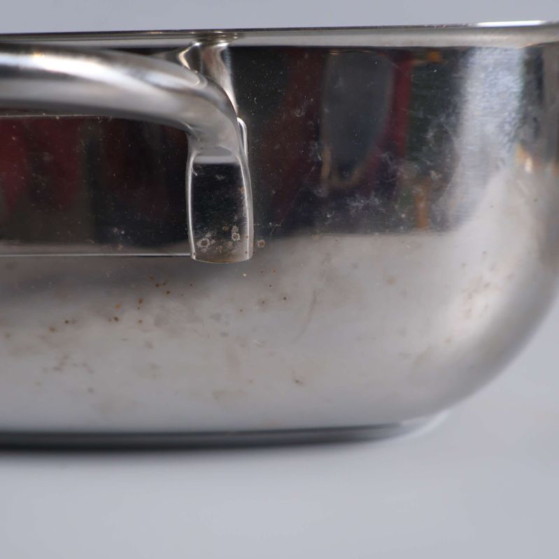 Utsida på gryta med repor 