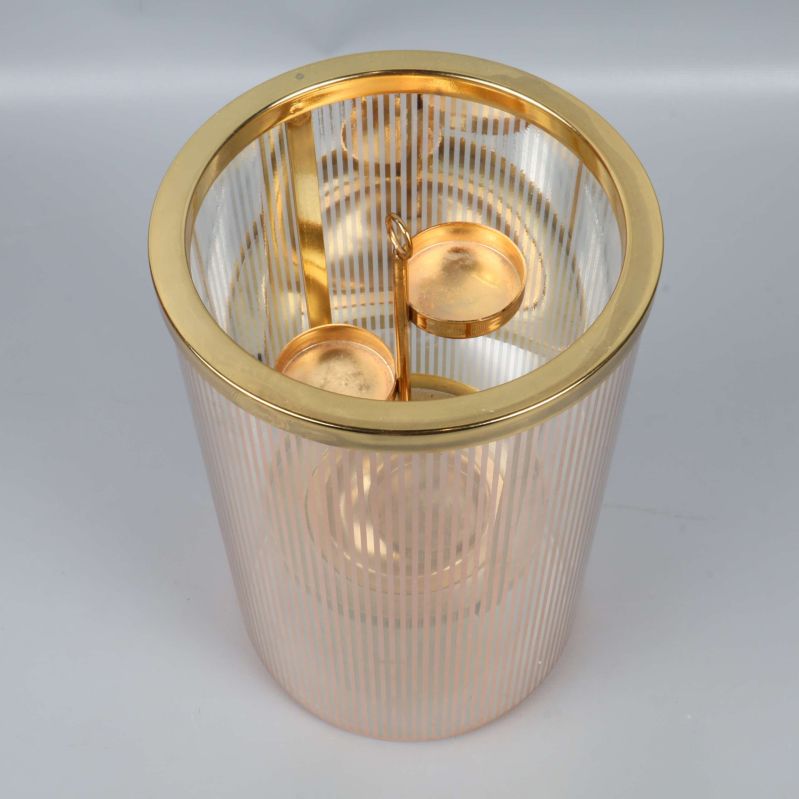 Närbild uppifrån på ljuslykta med tre hållare i metall