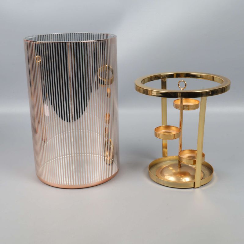 Ljuslykta och insats i guldmetallic placerade sida vid sida