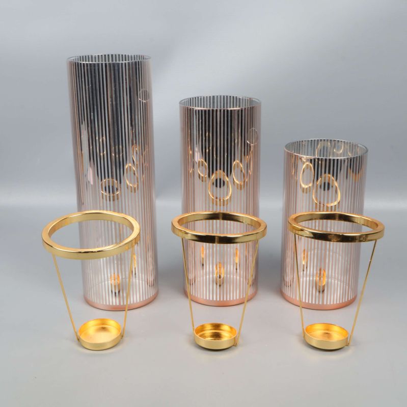 Ljuslyktor utan insatser, guldiga ljushållare framför