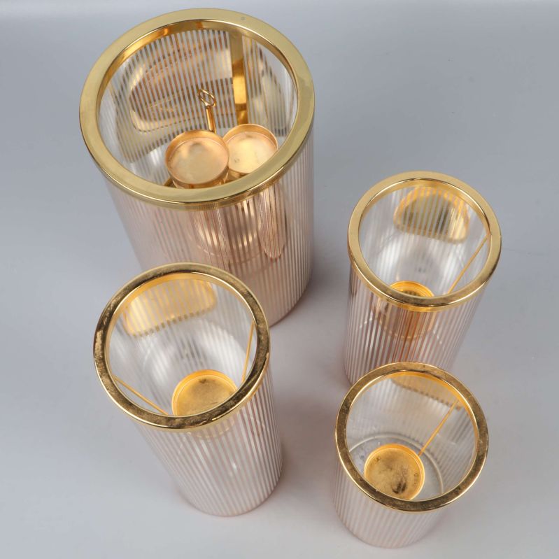 Fyra cylinderformade ljuslyktor sedda uppifrån