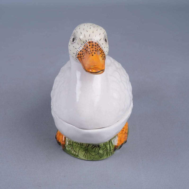 Framifrån på keramisk burk formad som anka