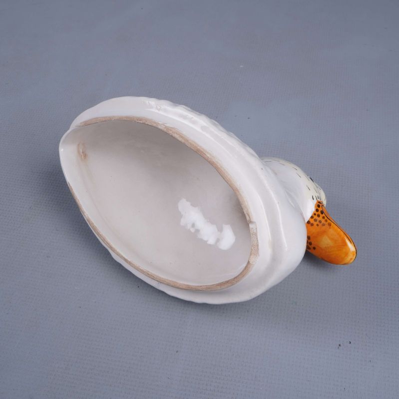 Insidan av locket till keramisk anka burk