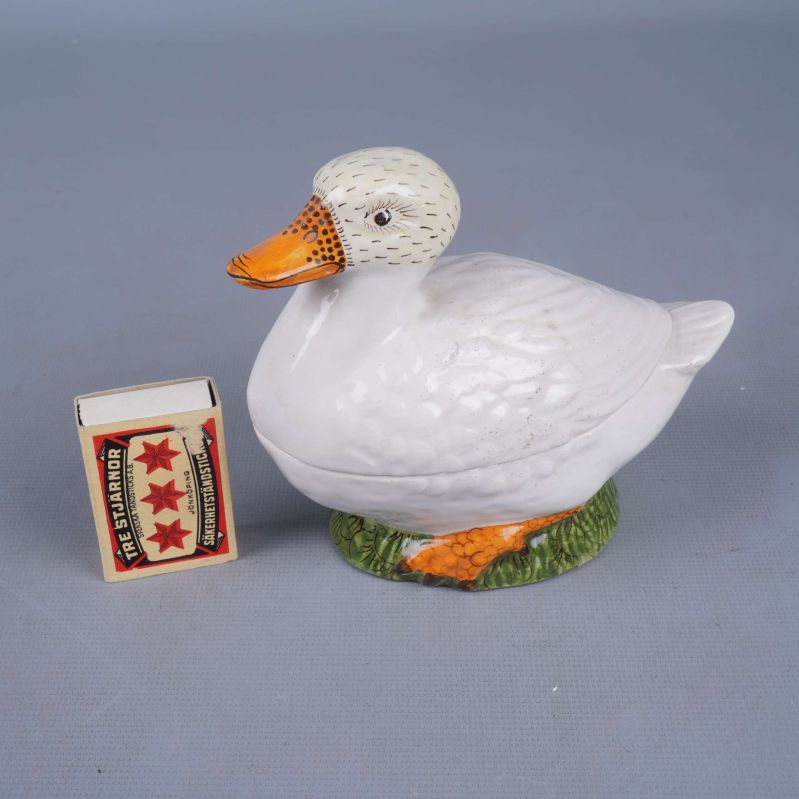 Keramisk anka burk jämte tändsticksask