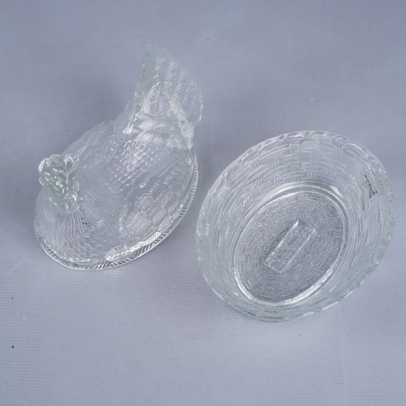 Glasskål formad som höna uppdelad i två delar