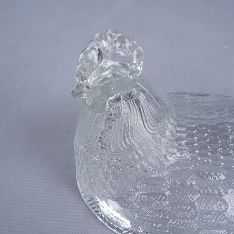 Närbild på detaljrik hönshuvud i glas