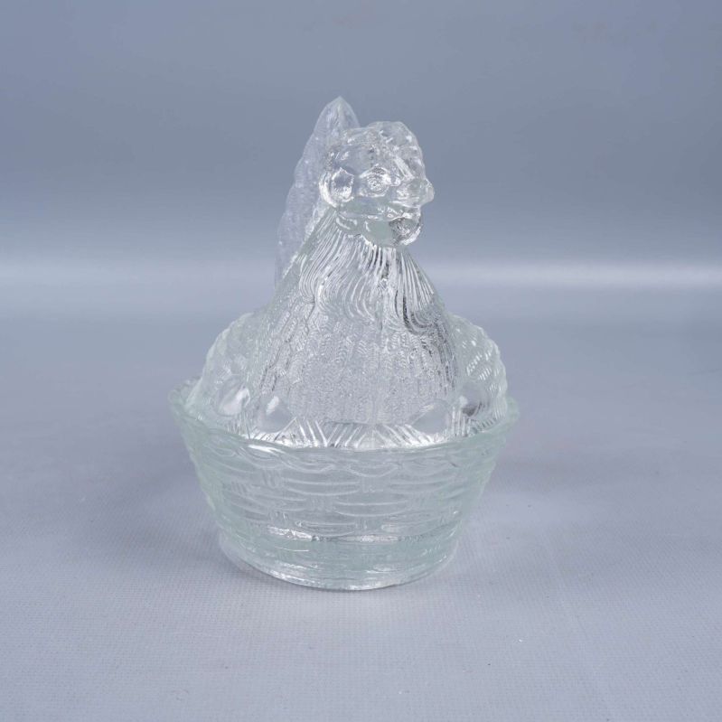 Glasskål i form av höna sedd framifrån