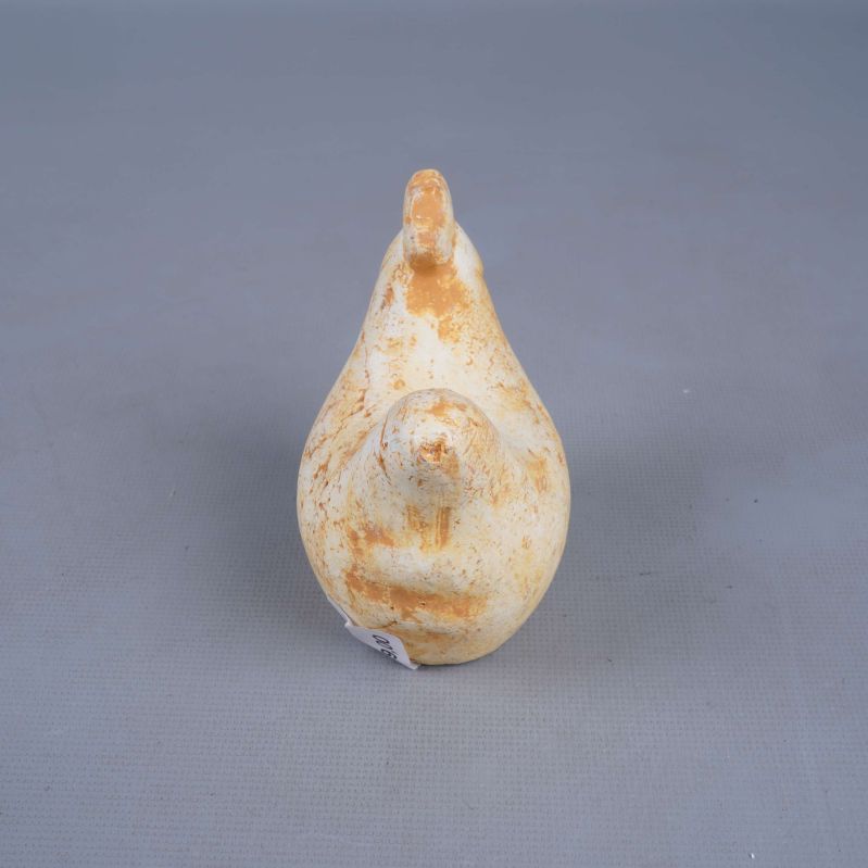 Keramikhöna sedd bakifrån visar svansdetaljer