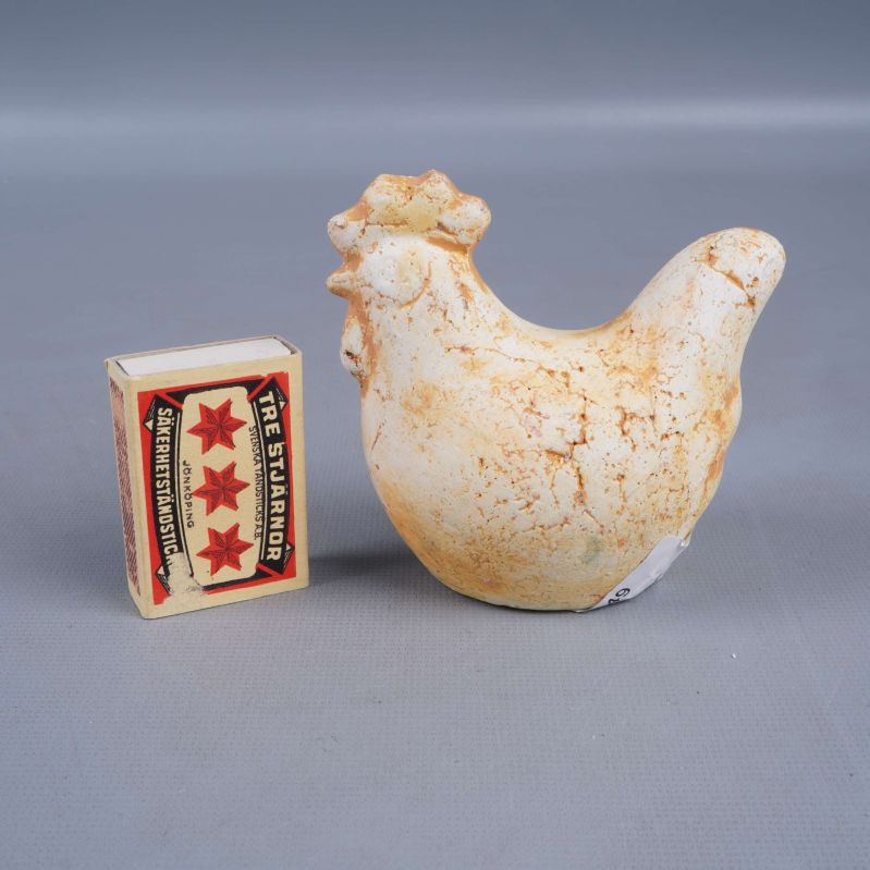 Keramikhöna jämförd med tändsticksask för storlek