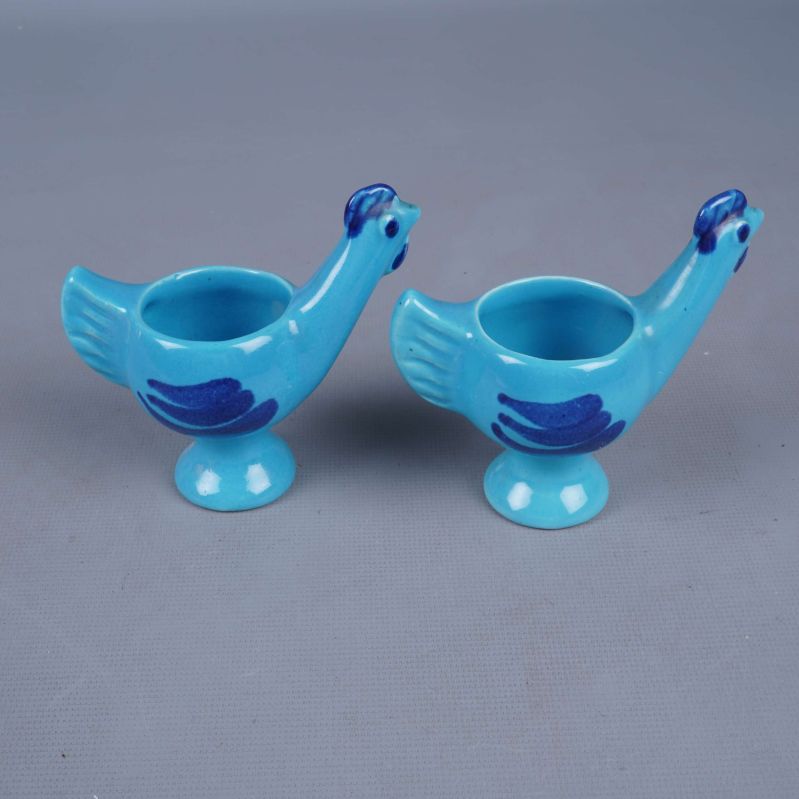 Fågeläggkopparna ses från sidan på grå bakgrund