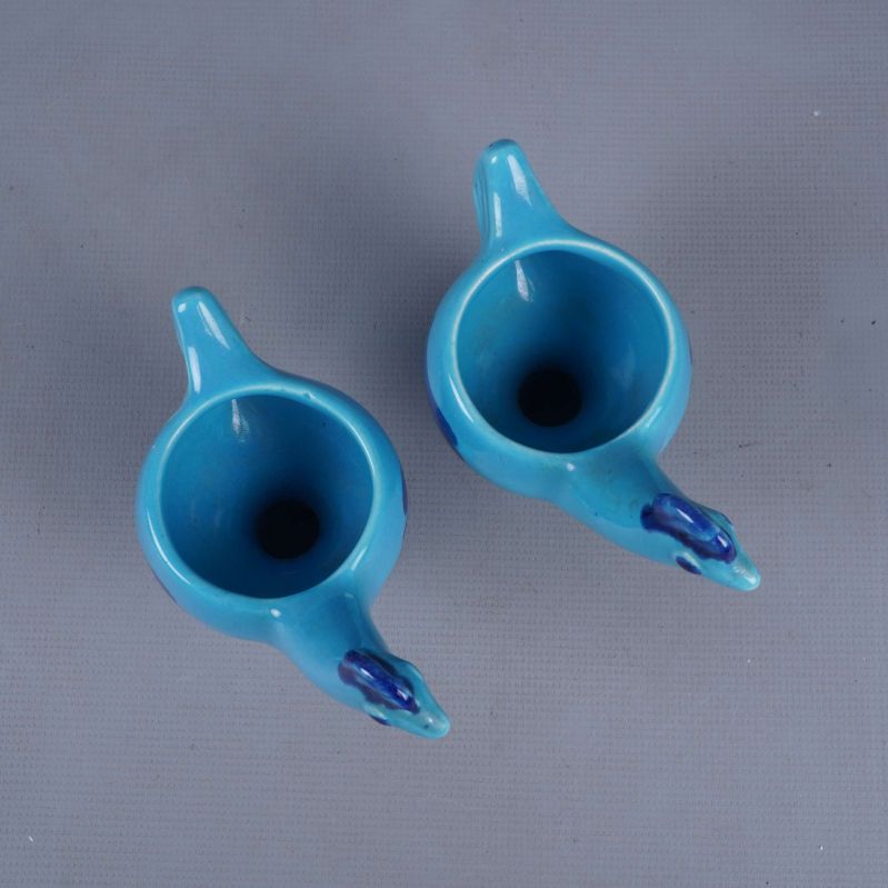 Vy ovanifrån på de blå fågeläggkopparnas öppningar