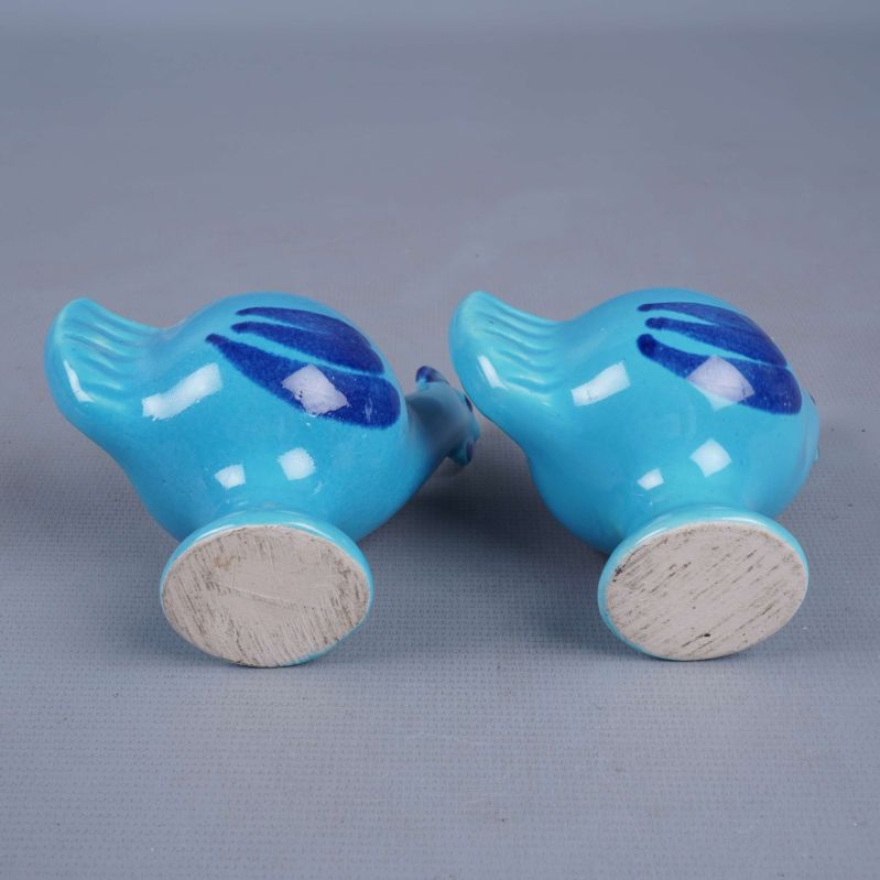 Bottensida på två blå fågeläggkoppar i keramik