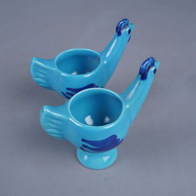 Två blå äggkoppar i keramik sedda ovanifrån snett