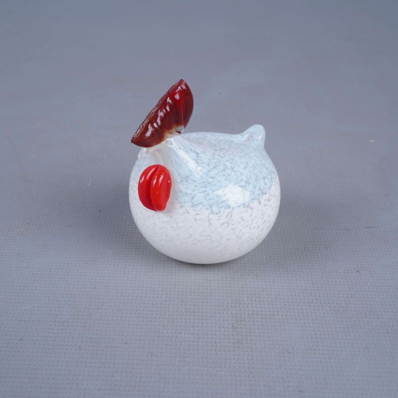 Vit glashöna med röd kam och slät yta på grå bakgrund