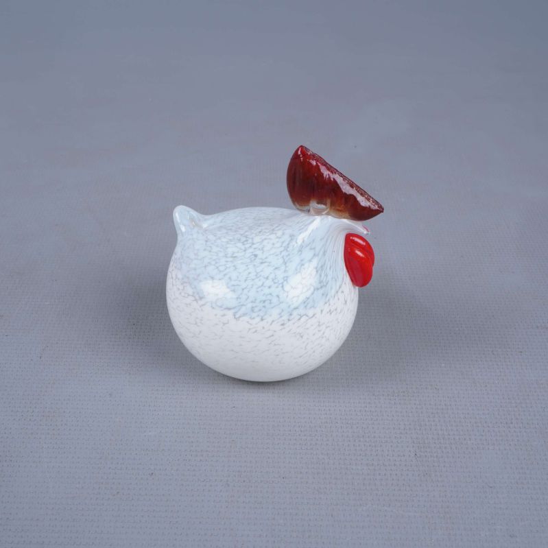 Framifrån sedd glashöna med röd kam och rund form