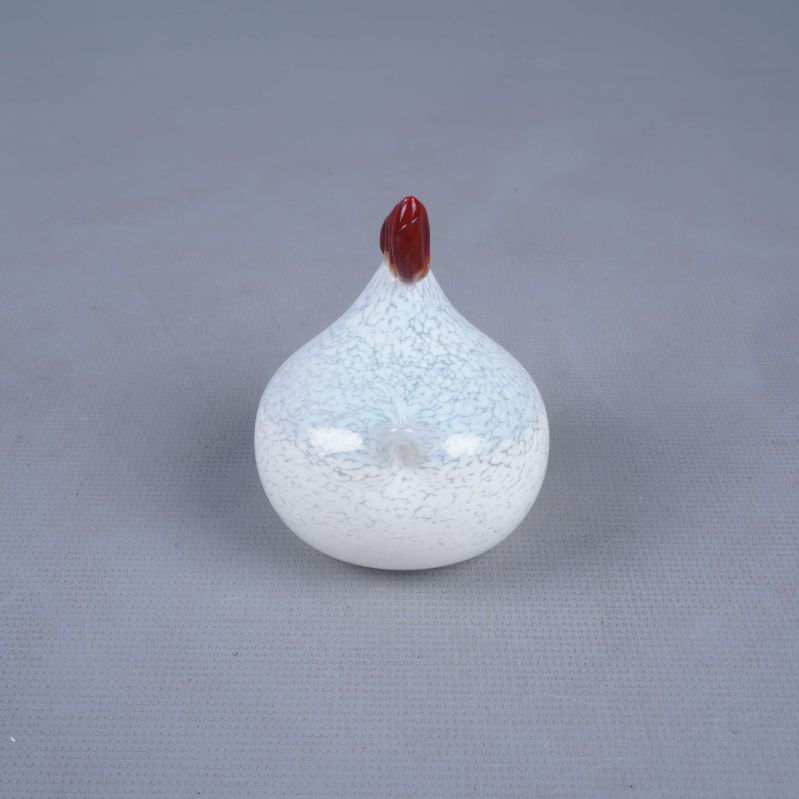 Glashönans baksida med jämn rundad form på grå bakgrund