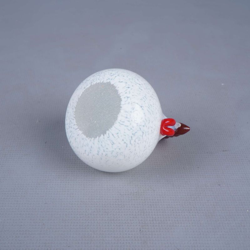 Undersidan av vit glashöna visar bottenytan tydligt