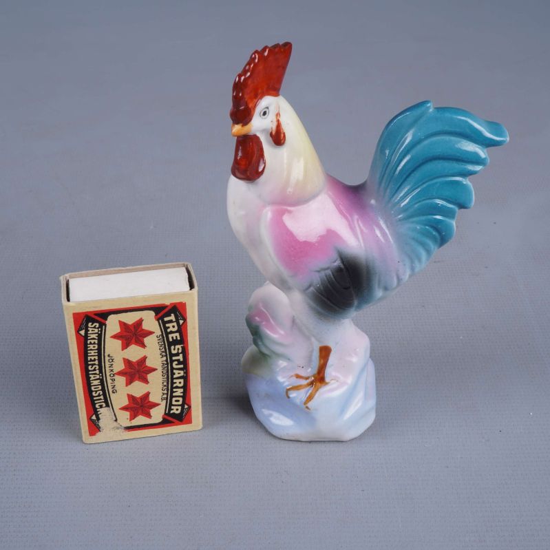 Färgglad porslinstupp bredvid tändsticksask