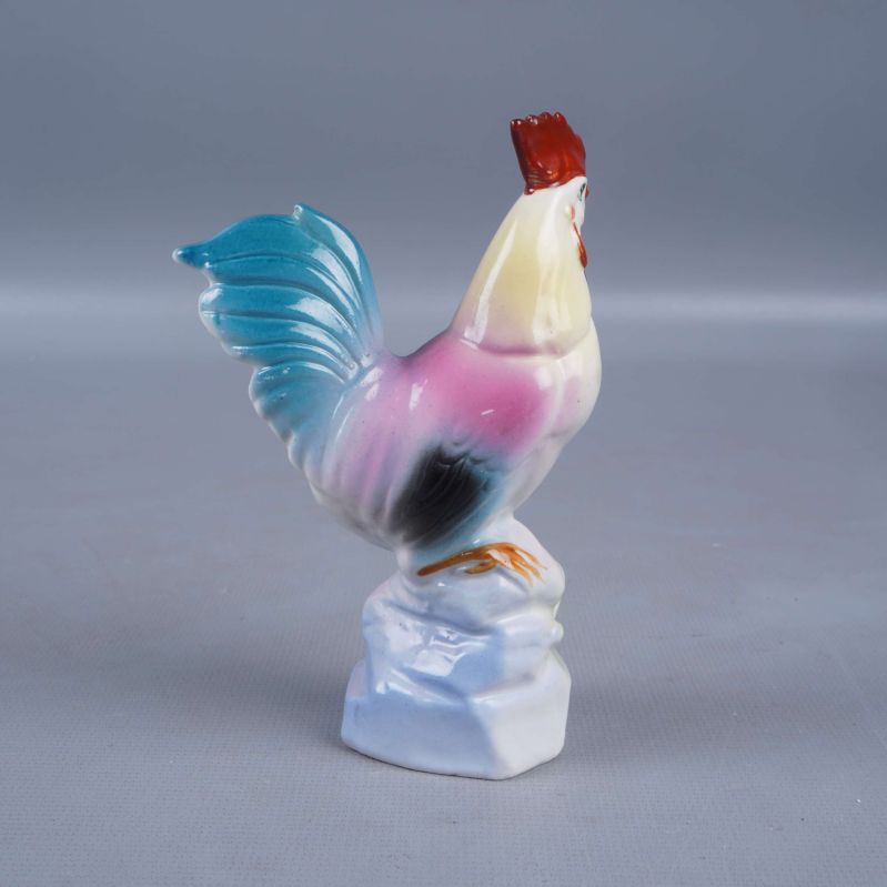 Sida av porslinstupp med blå stjärt och rosa kropp