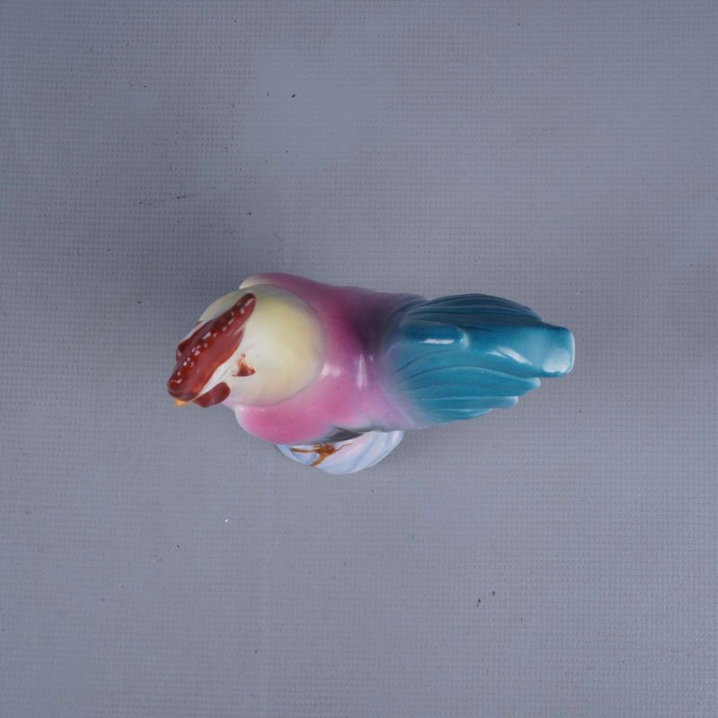 Kinesisk porslinstupp sedd ovanifrån med blå fjädrar