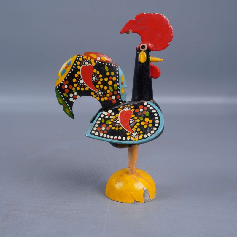 Profilbild på målad trätupp med gula, röda och svarta färger