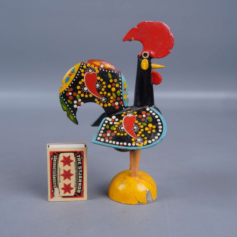 Tuppfiguren bredvid en tändsticksask för storleksjämförelse