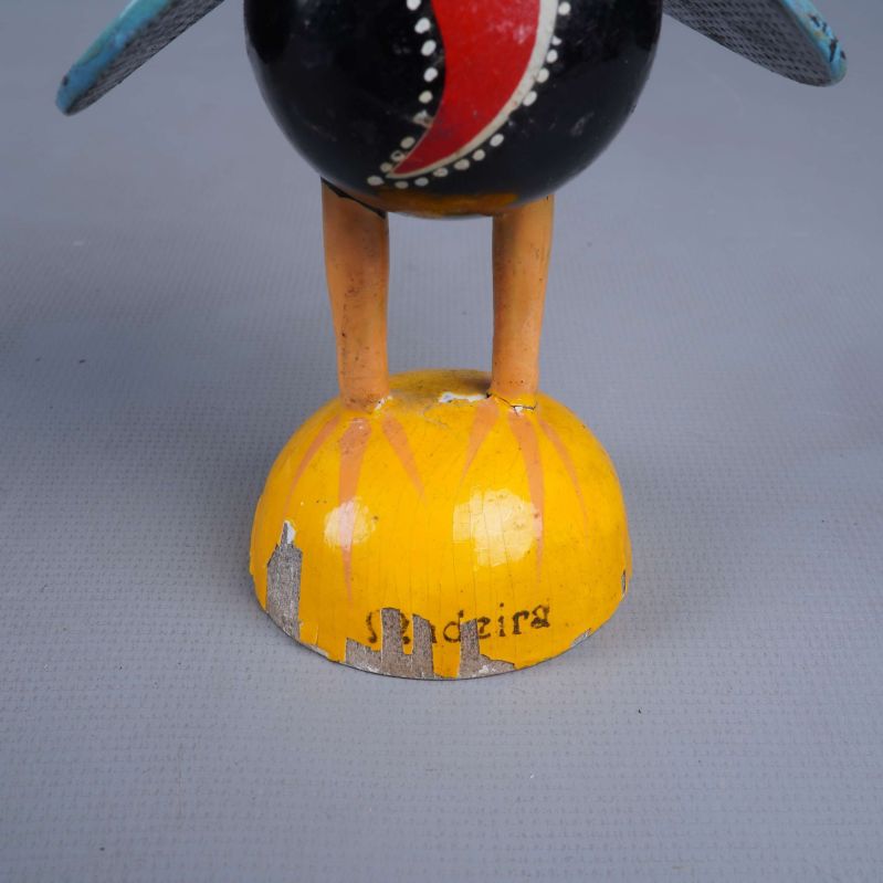 Närbild av sockeln med avskavd gul färg och text