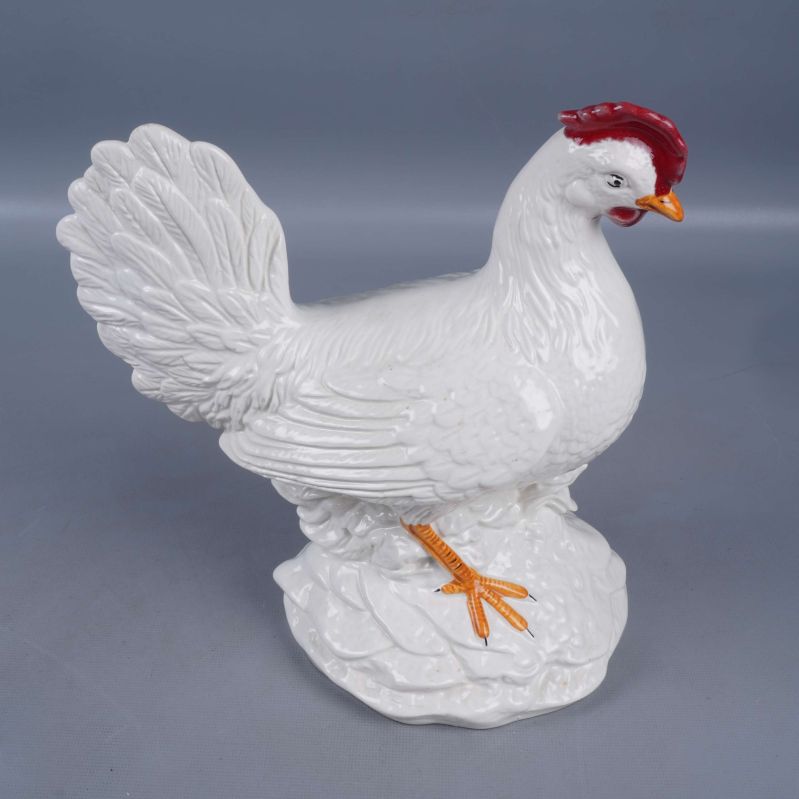Keramikkyckling med vita fjädrar och röd kam