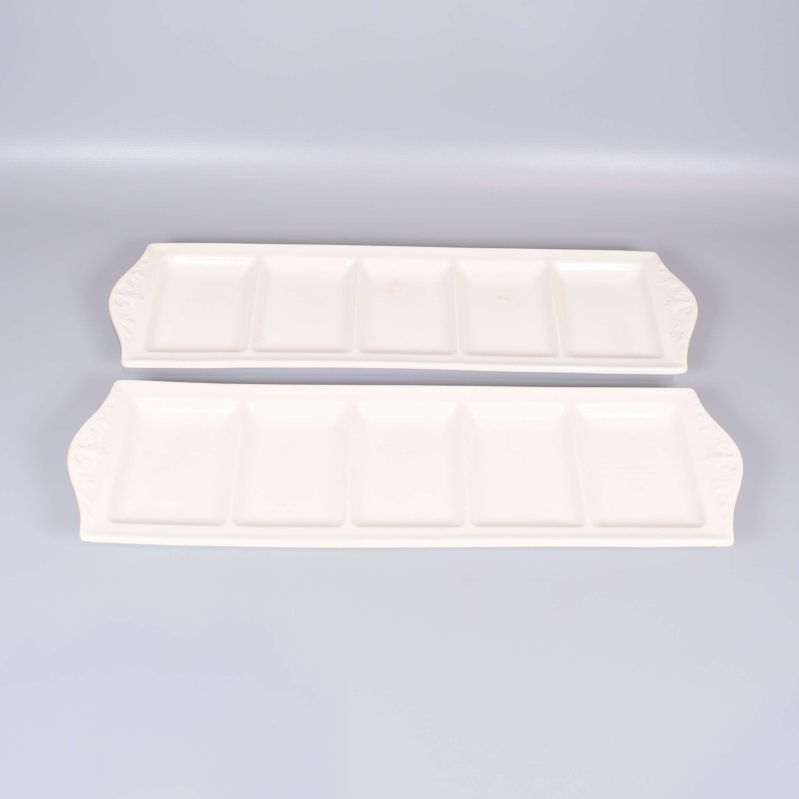 Två rektangulära vita fat med sex fack var