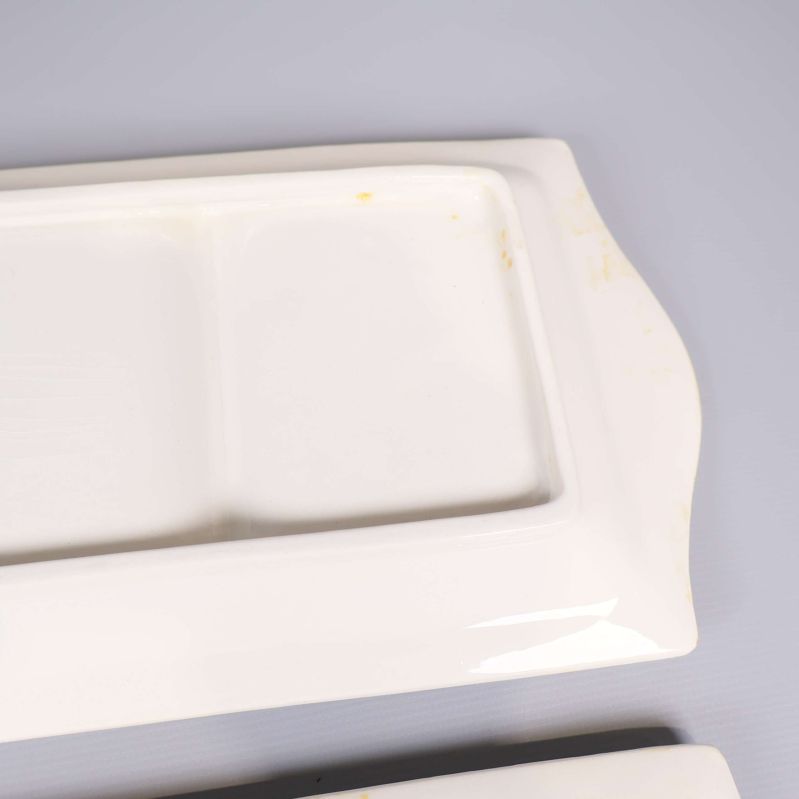 Närbild på ena fatets hörn och fack med fläck