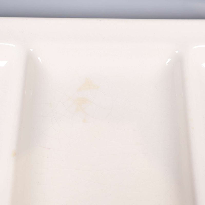 Närbild på fack med mönster och krackelering