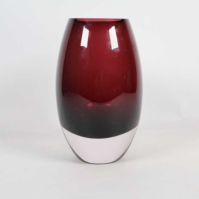 Plommonfärgad oval glasvas med blank yta