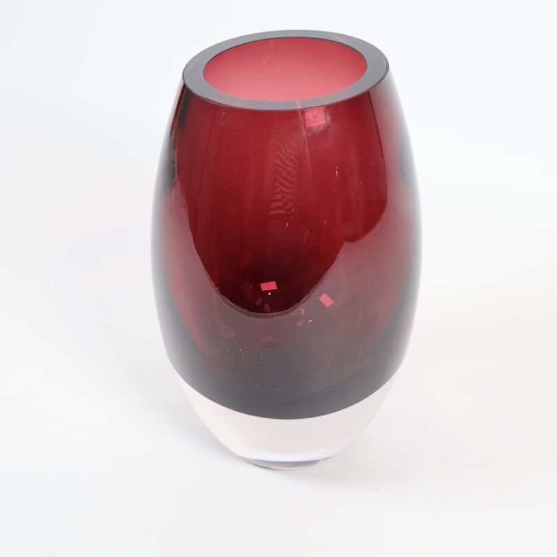 Glasvas Plommonfärgad syns snett uppifrån