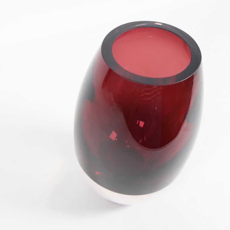 Plommonfärgad glasvas sedd ovanifrån