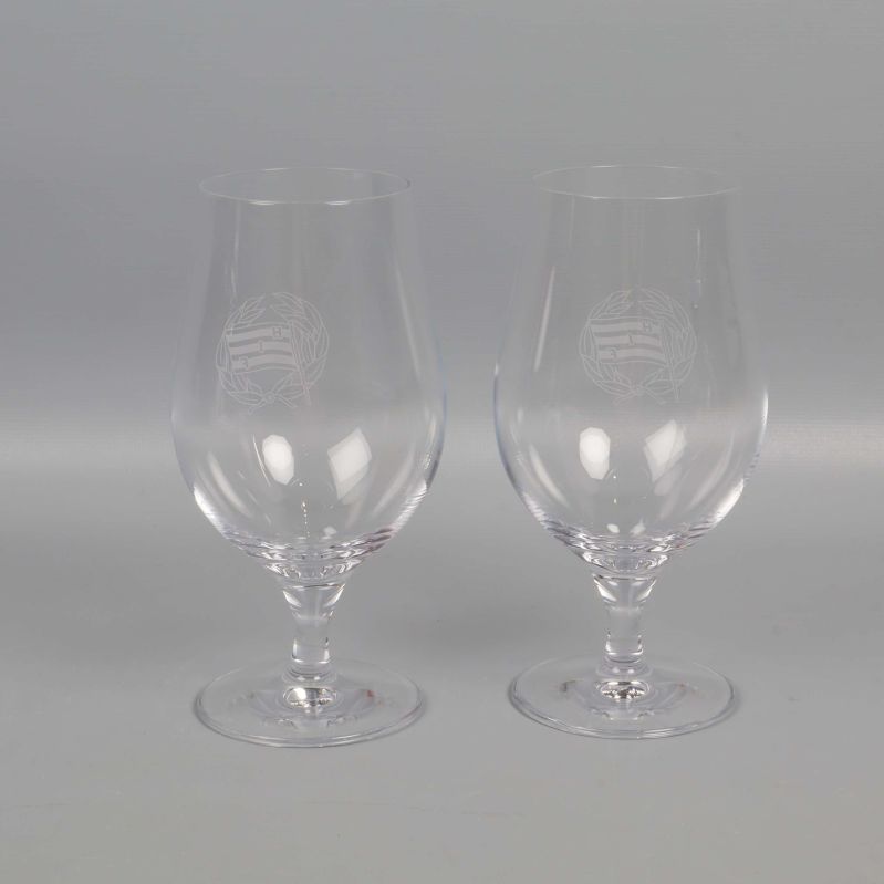 Två ölglas i närbild med graverad HIF-logotyp