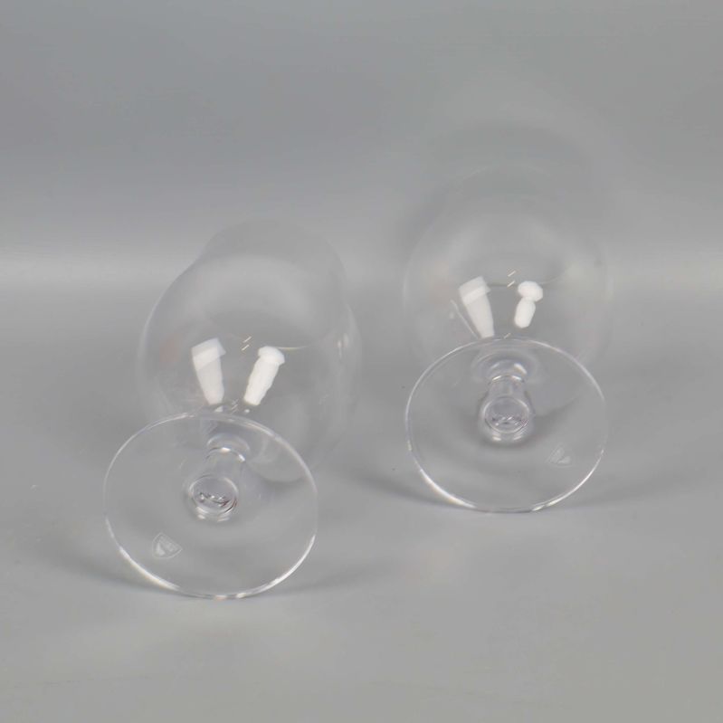 Två ölglas liggandes för att visa botten och fot