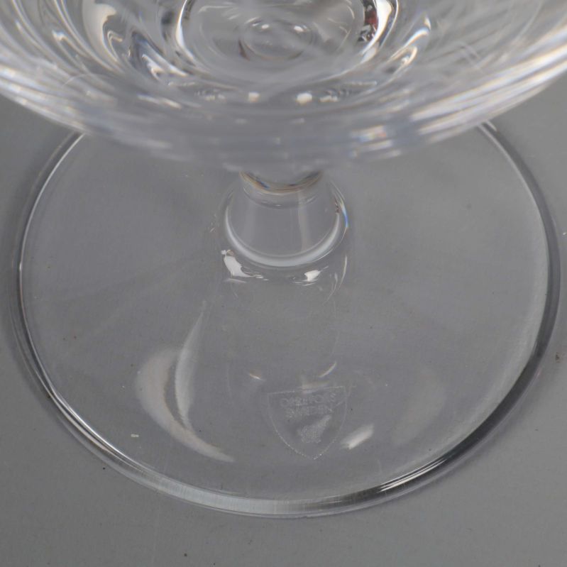 Närbild på glasets fot med Orrefors-märke